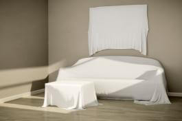 חשוב למרכז ולכסות רהיטים לפני שמתחילים בצביעה להגנה על הרהיטים מפני כתמי צבע